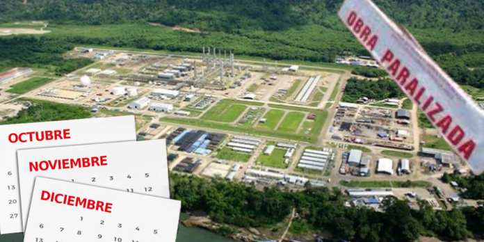 Aerial view of an industrial complex with a suspended project banner and overlapping calendars labeled Octubre, Noviembre y Diciembre, indicating a paused project.